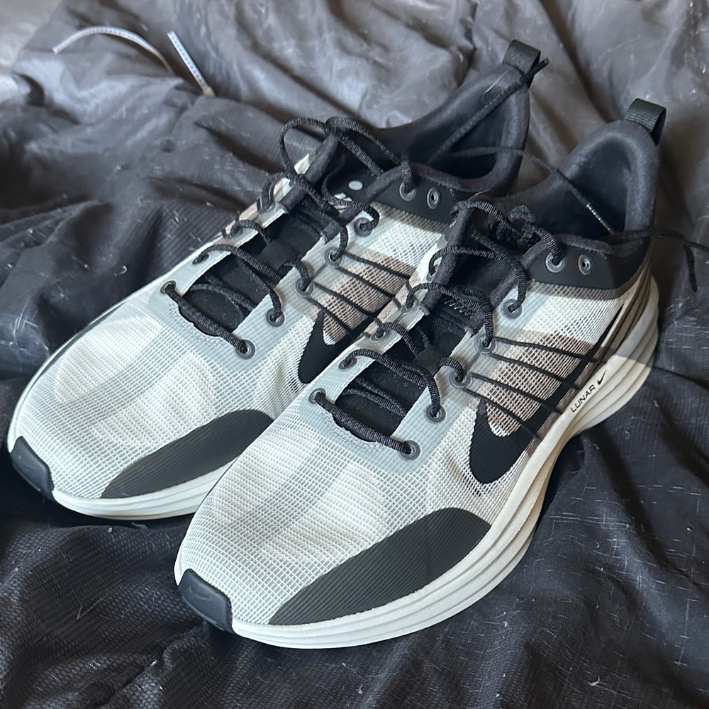 Nike Men's Black and White Lunar Roam Running Shoes